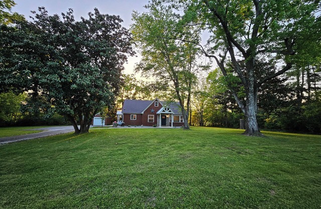 COUNTRY LIVING JUST 3 MILES FROM GALLATIN SQUARE