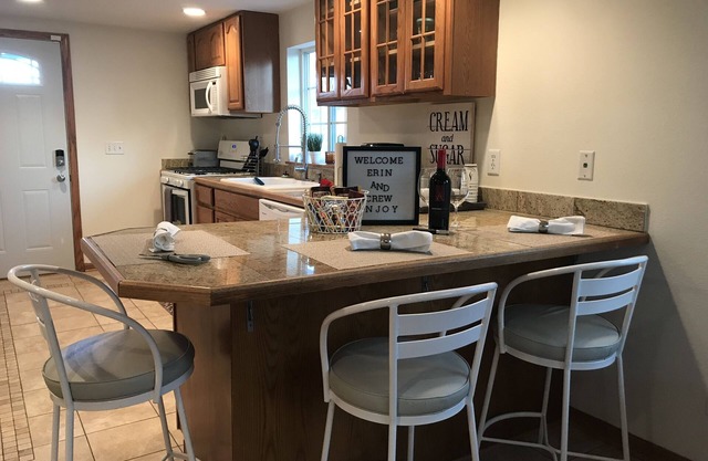 Country Living! Professionally Cleaned, Self Check In - Sleeps 6