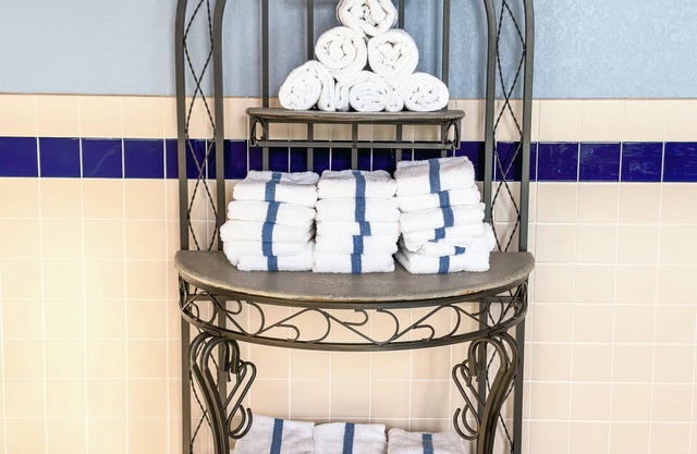 Country Trails Inn & Suites