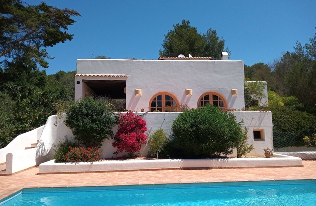 Country villa ideal for 6, private pool, fenced garden, central on the island.