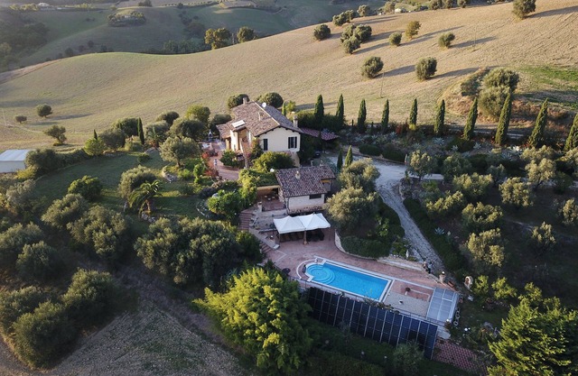Country villa in panoramic location with pool and close to the beach (9km)
