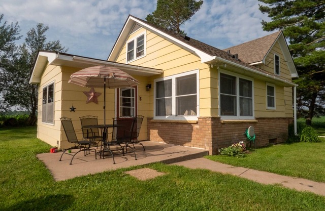 Countryside gem right by the lake!
