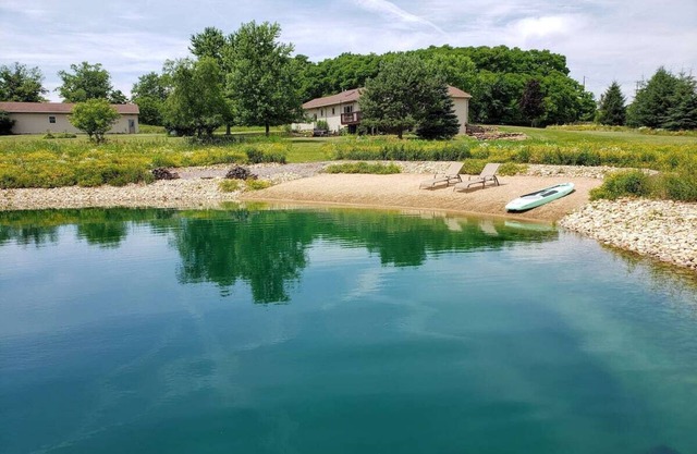 Countryside oasis w/private beach, swimming pond, hot tub