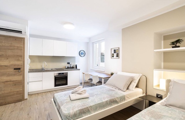Couple’s Getaway *APT CAPRARIA* → Free P/AC