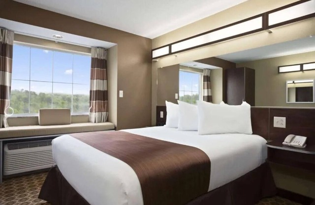 Couple Suite w/Kitchenette | Hotel Near Downtown w/Free Parking