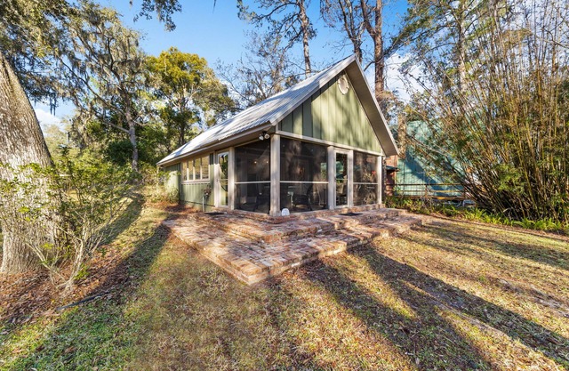 Couples Retreat! Luxury Cottage directly on the Rainbow River
