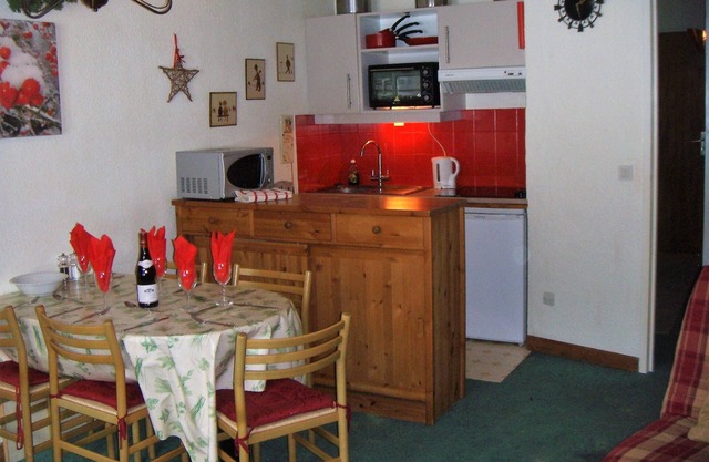Courchevel La Tania: Savoyarde apartment right on the piste.
