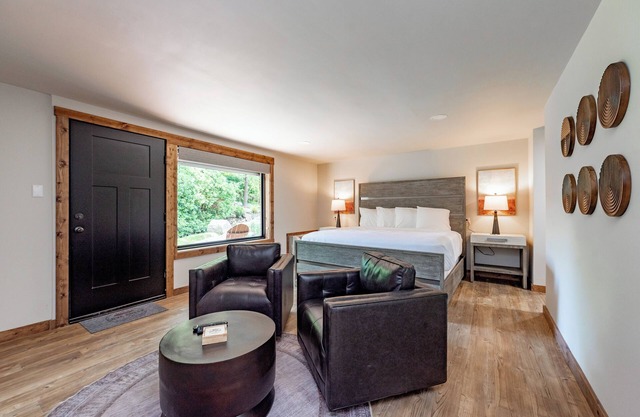 Cove Creek Lodge 106: Lakeside Executive King Suite