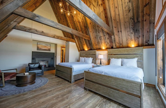 Cove Creek Lodge 201: Poolside Double Queen Fireplace Room