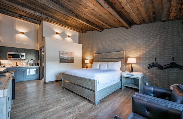 Cove Creek Lodge 208: Accessible King Room ADA