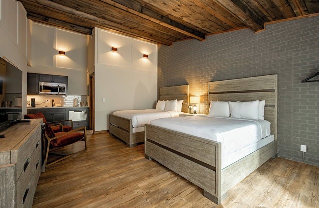 Cove Creek Lodge 215: Standard Double Queen Room