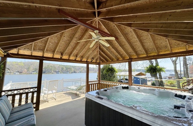 Covered HotTub, Huge Porch, Boat slip @ Badin lake