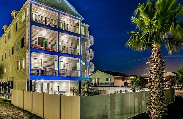 Covered Outdoor Area Private Pool/Spa/Theater Room/350ft to the Beach Access