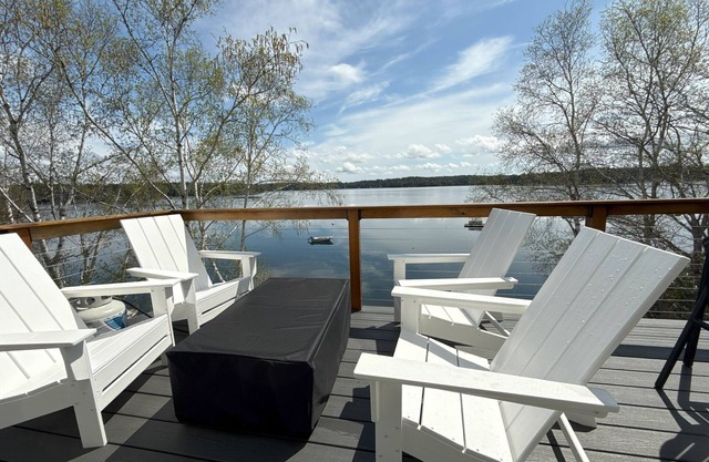 Coveside! Designer decor, waterfront, AC, 2 Bedroom in Harpswell.