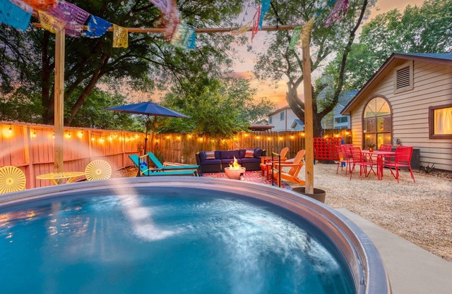 Cowboy Pool, Gorgeous Patio & Grill - By SeaWorld, Lackland & Six Flags