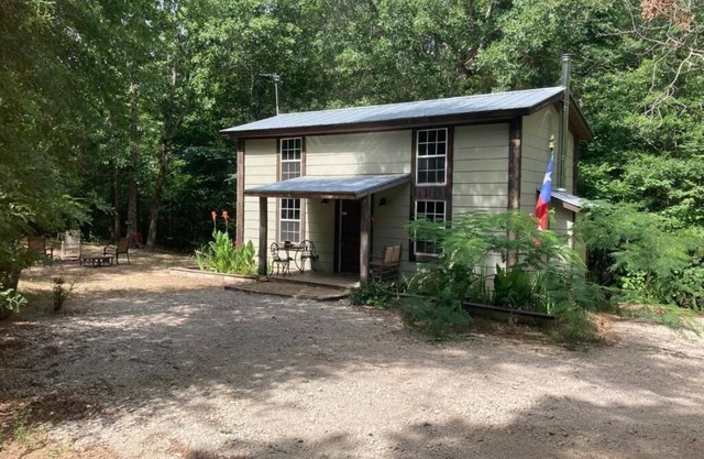 Coyote Creek Loft Cabin with Wood Burning Stove, Firepit, Private Outdoor Area