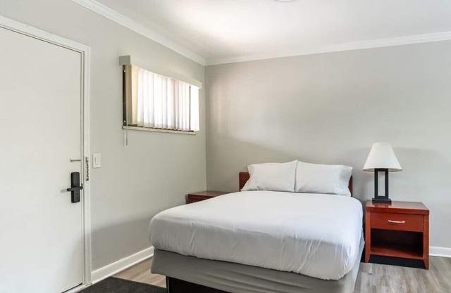 Cozy and Stylish Downtown Detroit Flat | Sleeps 2 + WiFi