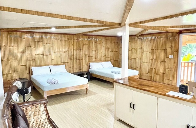 Cozy 1-Bamboo bedroom house with Starlink Wifi and AC