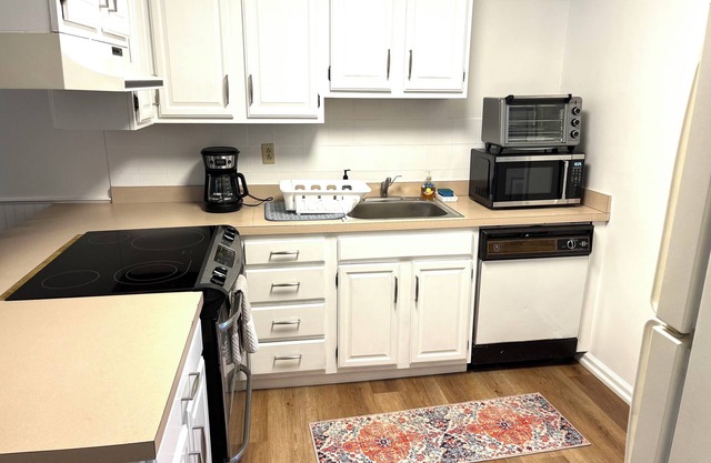Cozy 1-bedroom apt. on 2nd floor, just 2 blocks from beach near Fifer's in Dewey