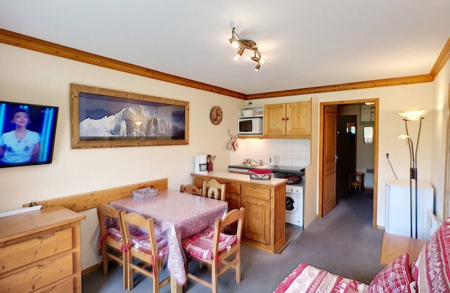 Cozy 1-Bedroom Apartment for 5, South-Facing Balcony, Ski-In/Ski-Out at Les Menuires
