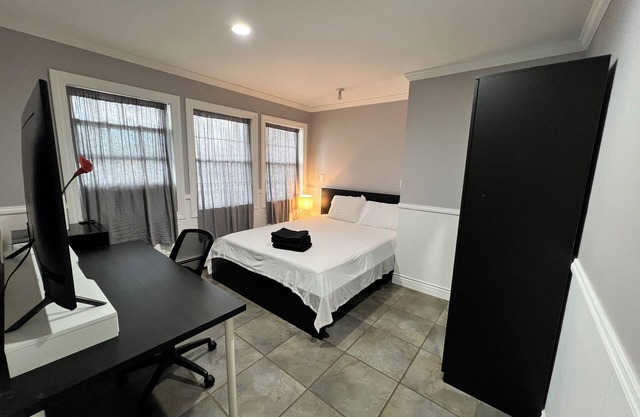 Cozy 1-bedroom apartment in Hicksville with WiFi, AC