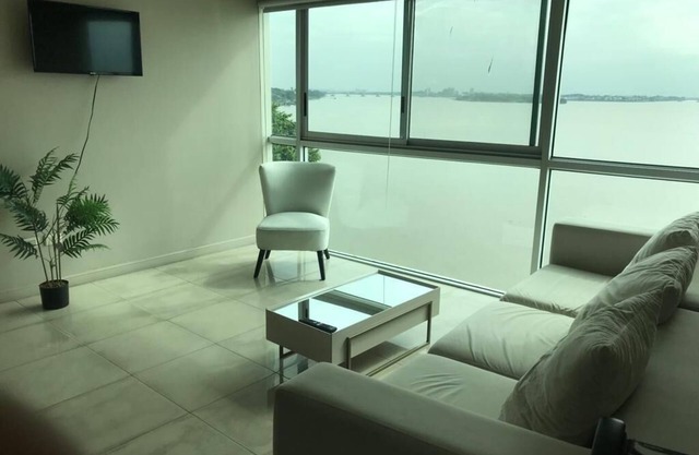 Cozy 1-bedroom apartment in welcoming Guayaquil with AC, fitness room, WiFi