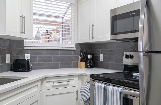 Cozy 1-bedroom condo in sunny Indialantic with AC, fitness room, WiFi