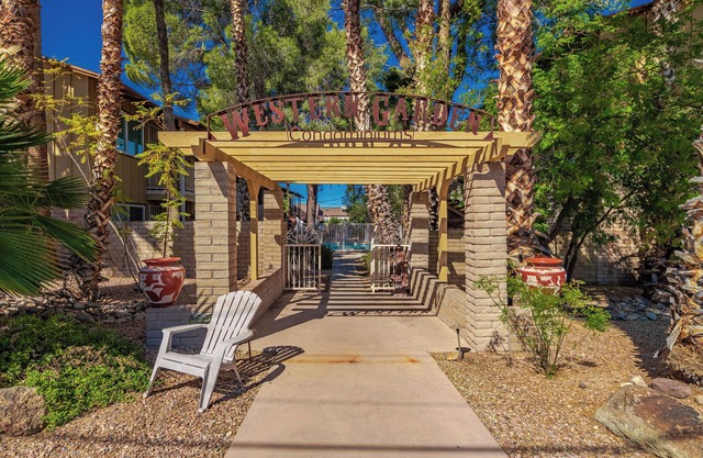 Cozy 1-bedroom condo with a pool located in Downtown Wickenburg