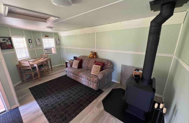Cozy 1 bedroom cottage, short walk from the baynn