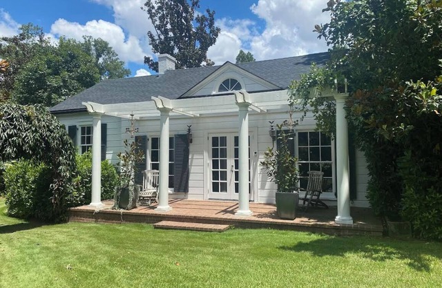 Cozy 1-bedroom cottage with fitness equipment and AC in charming LaGrange
