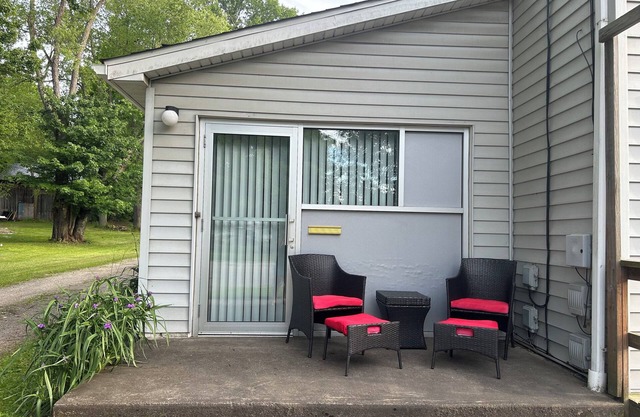 Cozy 1-bedroom creekside flat