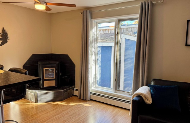 Cozy 1-bedroom suite close to downtown