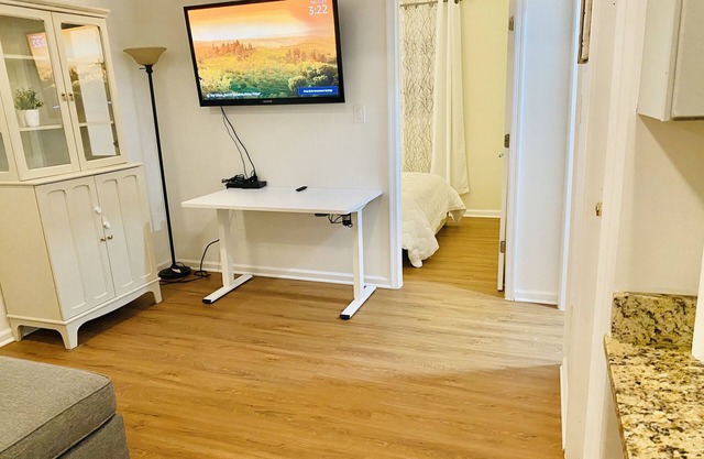Cozy 1-bedroom unit in amazing Alexandria