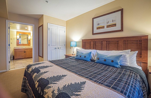 Cozy 1-bedroom condo-Ski in/out/Waterpark/King Bed/WIFI/Parking