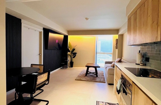 Cozy 1-bedroom with WiFi, fitness room and pool in charming Kingston