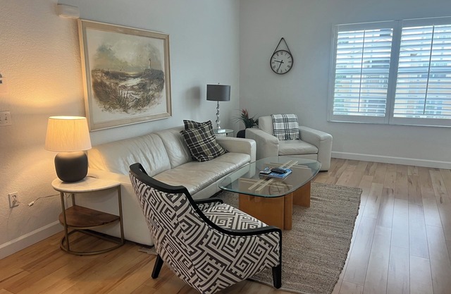 Cozy 1bed 1bath condo near Sanibel Island. Pool, fitness, hot tub.