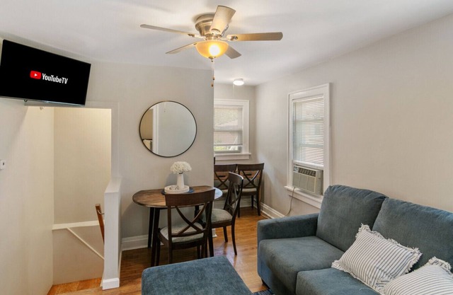 Cozy 2 bed Apt- 2 train stops to the Naval Base!
