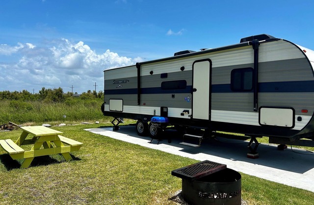 Cozy 2-bedroom RV ACROSS FROM THE BEACH in Terrific Bolivar Peninsula w/WiFi, AC