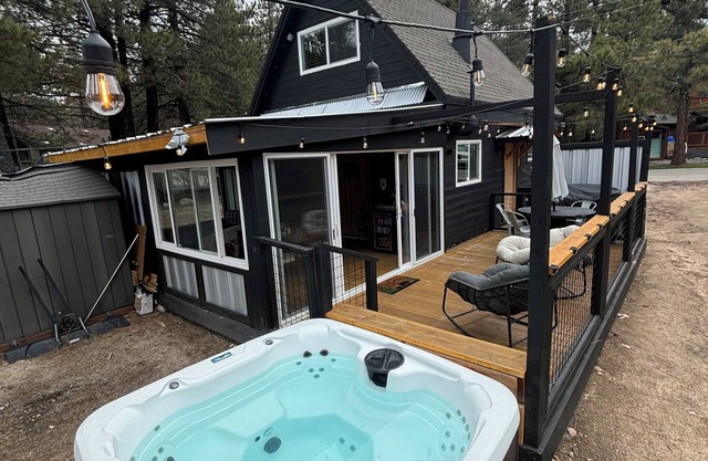 Cozy 2-bedroom cabin in charming Green Valley Lake with Jacuzzi, AC, EV Charger