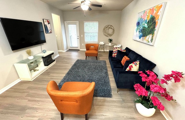 Cozy 2-bedroom apartment in nice Jacksonville with WiFi, fitness room - Sleep 6!