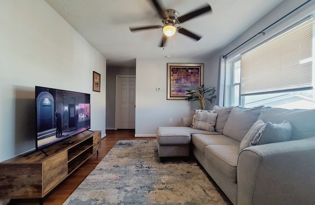 Cozy 2-bedroom apartment with WiFi, AC, walk to UK Campus/Hospital, near St. Joe