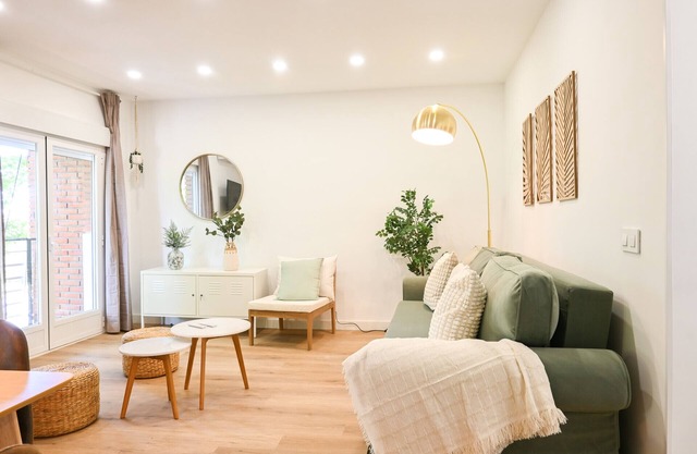 Cozy 2 bedroom apartment in Hortaleza LOR12