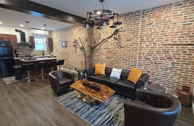 Cozy 2-bedroom apartment in charming Reading with WiFi, AC