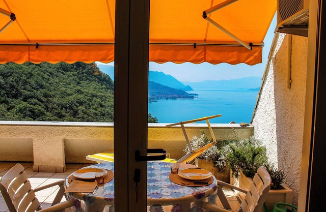 Cozy 2 bedroom apartment with stunning views of Lake Maggiore