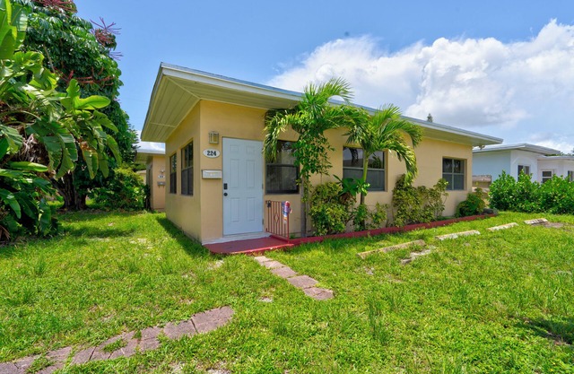Cozy 2-bedroom apartment in Miami with AC