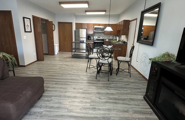 Cozy 2-bedroom apartment in Urbana with WiFi, AC, and 2 car garage