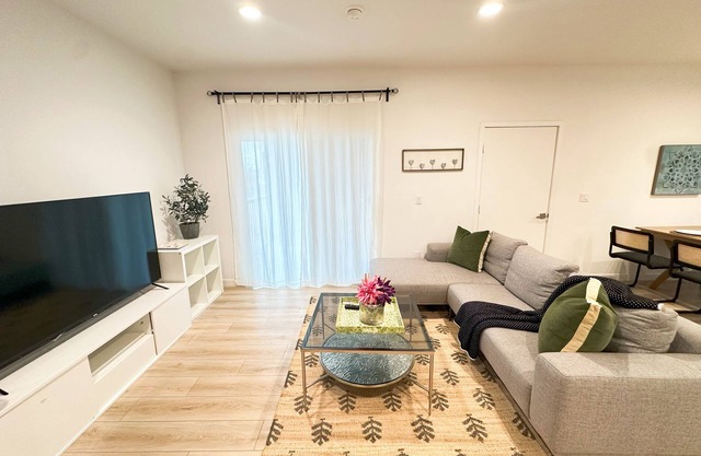 Cozy 2-bedroom apt West University Health Sciences Pomona