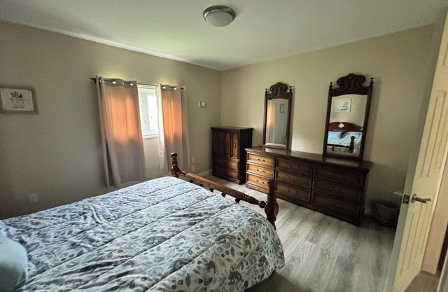 Cozy 2 bedroom Bungalow kms from lakes and parks