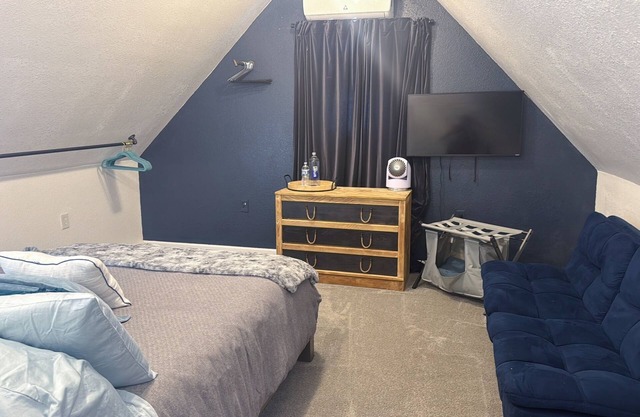 Cozy 2-bedroom cabin in lovely Alvin with WiFi, AC