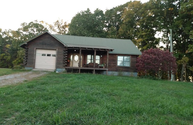 Cozy 2-bedroom cabin in welcoming Sweetwater on 48 acre horse farm.